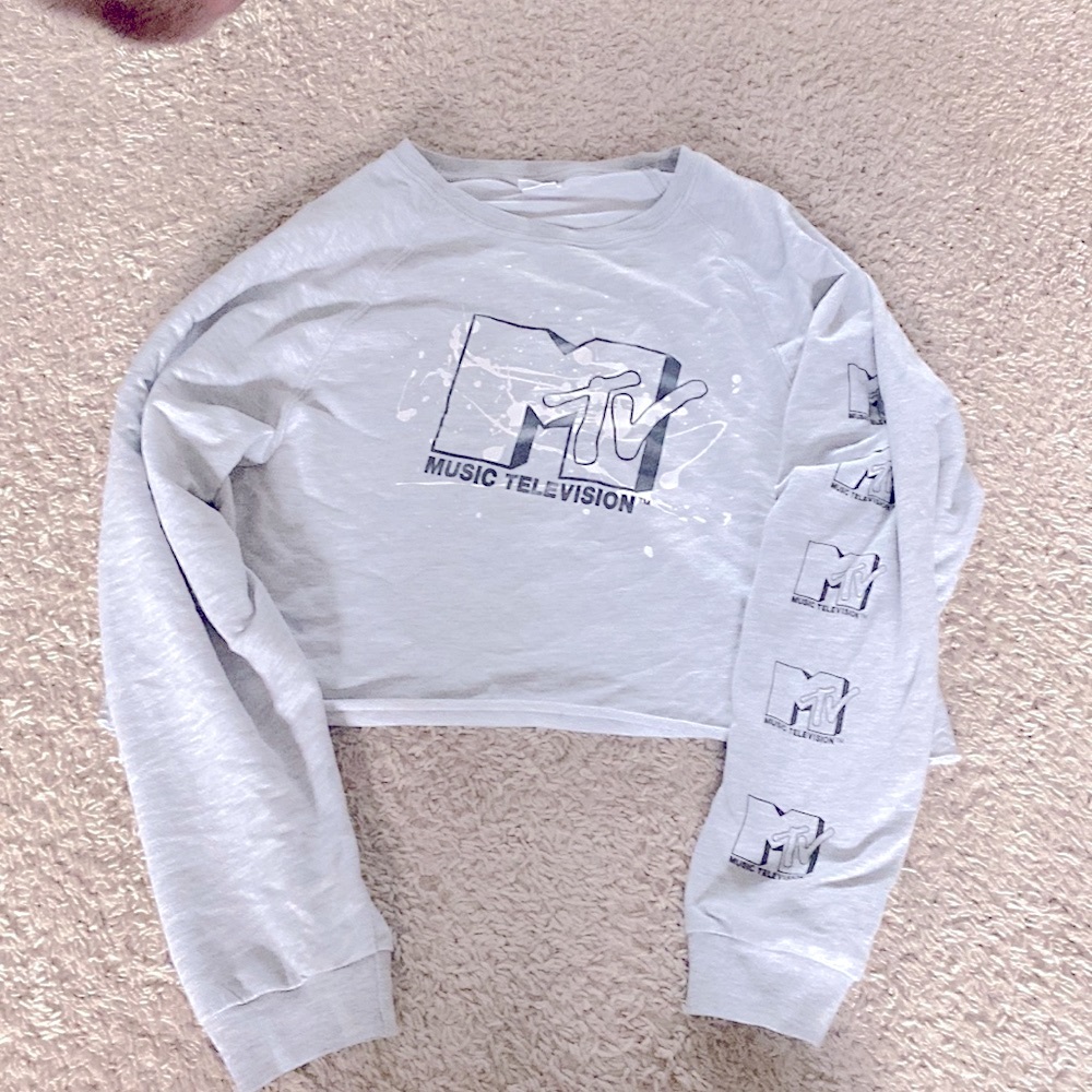 hi! Im selling a grey long sleeve cropped tee.